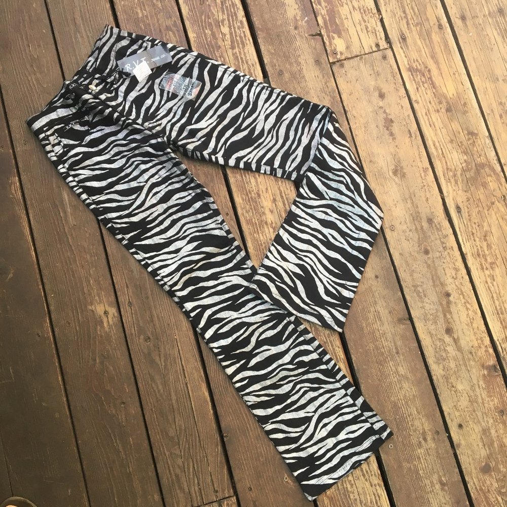 R.V.T Animal Print Stretchy Wax Jeans NWT 7/8
